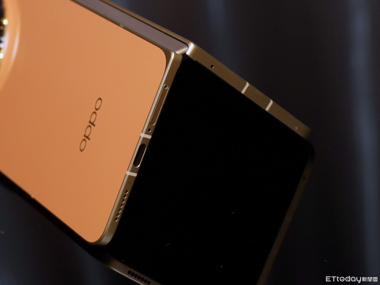 ▲▼     OPPO FIND N6,折疊機        。（圖／記者蘇晟彥攝）