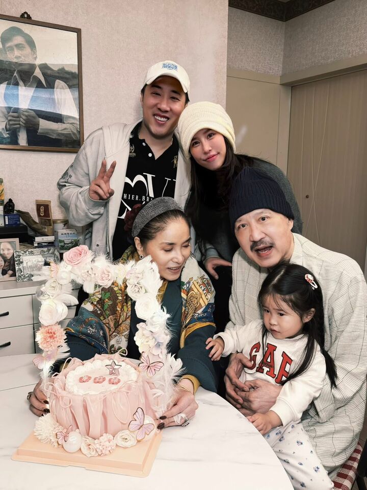 ▲▼余天全家福。（圖／翻攝余祥銓臉書）