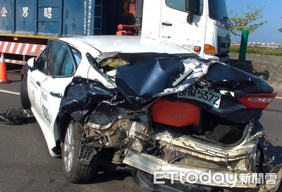 嘉義台61線二次事故！警擺交通錐疏導　警車遭猛撞全毀畫面曝