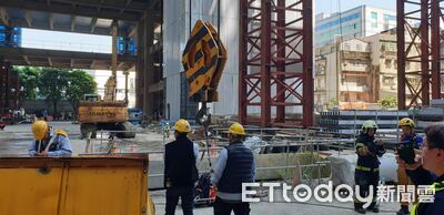 南港建案意外！施工平台鋼索突斷裂　工人19樓墜地下5樓喪命