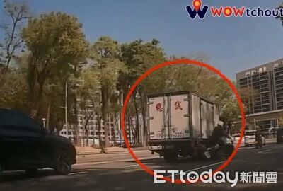 騎好快！高雄男「閃不掉」擦撞機車再撞貨車　倒地送醫