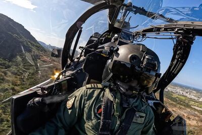 克服恆春落山風　AH-1W攻擊直升機實射海神火箭彈