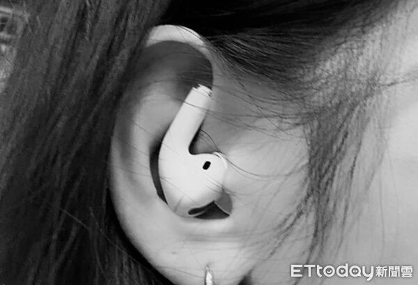 ▲▼網友實測AirPods「轉一下」音質升級。（圖／記者吳立言攝）
