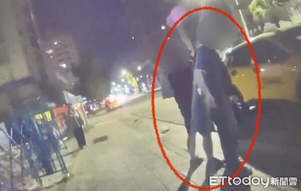 ▲▼翁姓司機受不了酒醉許姓乘客碎念及挑釁，下車理論演變成雙方當街互毆。（圖／記者吳世龍翻攝）