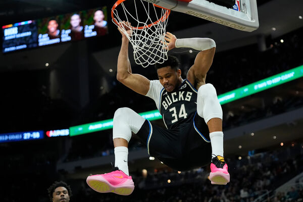 ▲「字母哥」安戴托昆波（Giannis Antetokounmpo）在對戰溜馬的比賽灌籃後疑似傷到膝蓋。（圖／達志影像／美聯社）