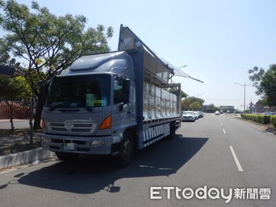 台中號誌桿遭扣倒！貨車左鷗翼未關釀禍　駕駛最高罰6千