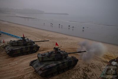 火炮齊放地都在震動　金防部「太武操演」戰甲車近岸防禦