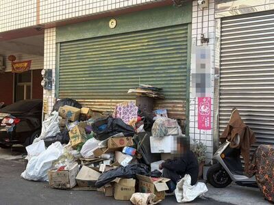 鄰居崩潰！伸港透天厝囤垃圾溢出大馬路　環保局開罰限期清空