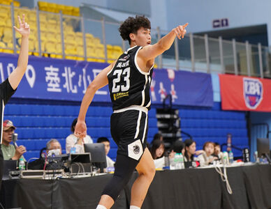 政大轟106分輕取中信！吳志鍇達900分里程碑、台商爸全程見證