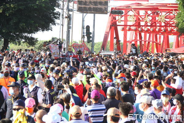 ▲大甲媽祖繞境通過西螺大橋今年將採人車分流。（圖／ETtoday資料照）
