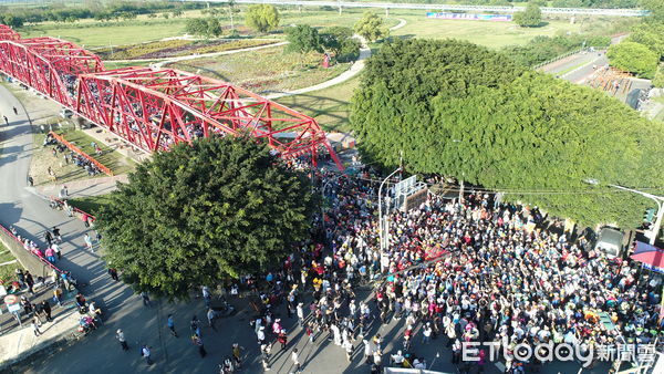 ▲大甲媽祖繞境通過西螺大橋今年將採人車分流。（圖／ETtoday資料照）
