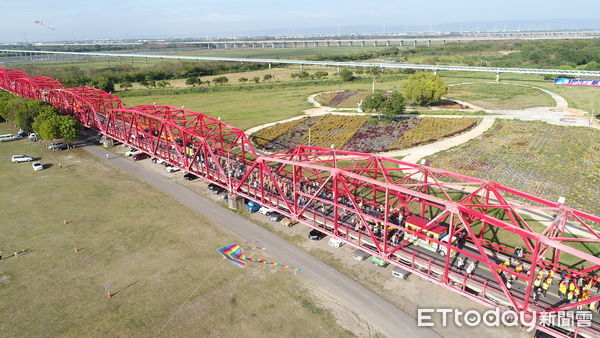 ▲大甲媽祖繞境通過西螺大橋今年將採人車分流。（圖／ETtoday資料照）