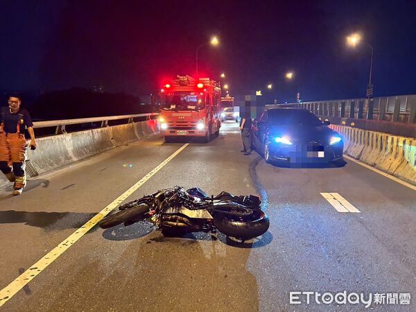 快訊／八里台61線深夜事故！25歲重機女騎士自摔遭輾　送醫不治