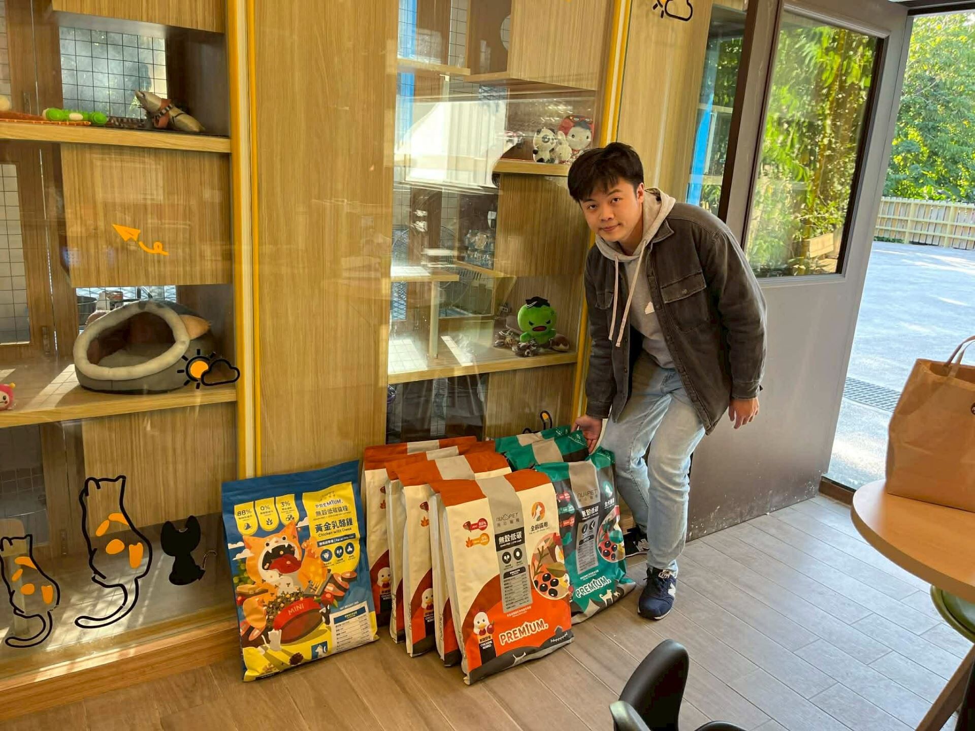 ▲「黑貓紅線」牽起13年情緣　攜手走過動保之路：用紅色炸彈延續愛。（圖／新北市動物保護防疫處提供。）