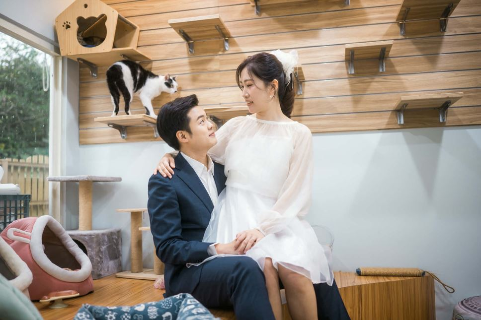 ▲「黑貓紅線」牽起13年情緣　攜手走過動保之路：用紅色炸彈延續愛。（圖／新北市動物保護防疫處提供。）