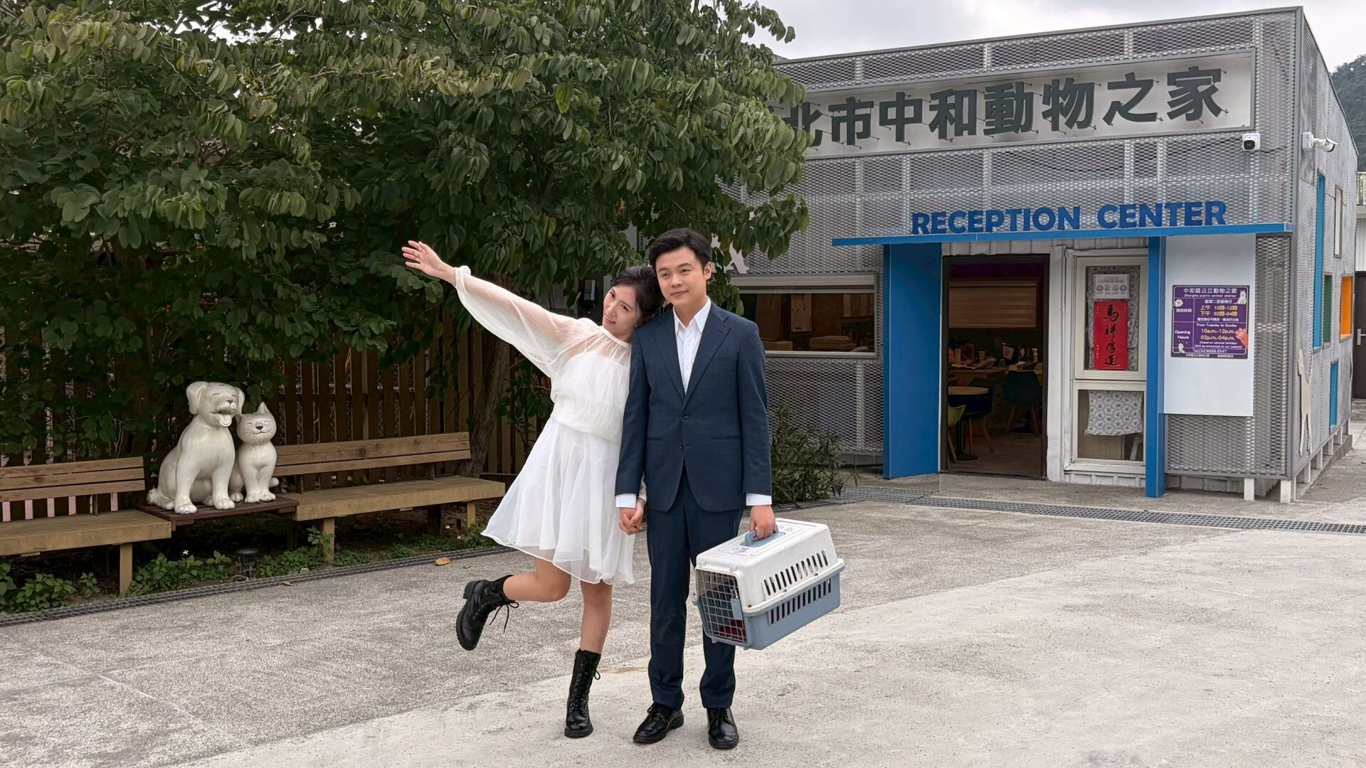 ▲「黑貓紅線」牽起13年情緣　攜手走過動保之路：用紅色炸彈延續愛。（圖／新北市動物保護防疫處提供。）