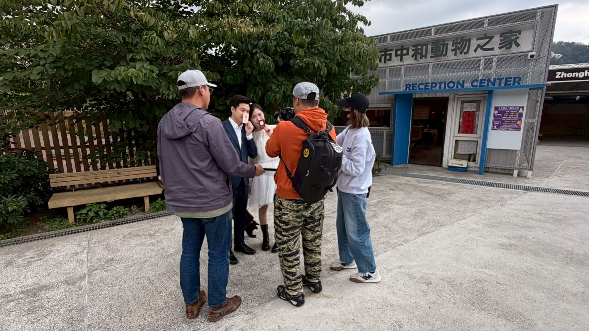 ▲「黑貓紅線」牽起13年情緣　攜手走過動保之路：用紅色炸彈延續愛。（圖／新北市動物保護防疫處提供。）