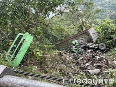 蘇花大貨車墜10米深谷！運將拋飛車外　消防員繩索垂降救人