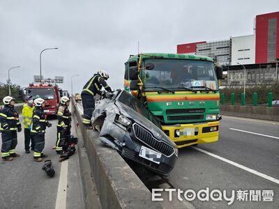 快訊／台61線嚴重車禍！「汽車遭夾」輪胎噴飛　女駕駛命危搶救中
