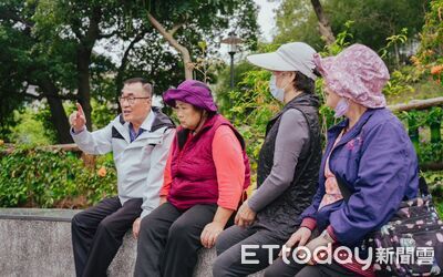 化身「公園阿伯」坐樹下話家常　李四川走訪鶯歌三峽聽民意