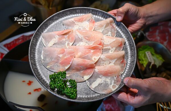 ▲▼冒香香旗艦店PLUS冒菜火鍋。（圖／部落客NINI AND BLUE 玩樂食記授權提供）