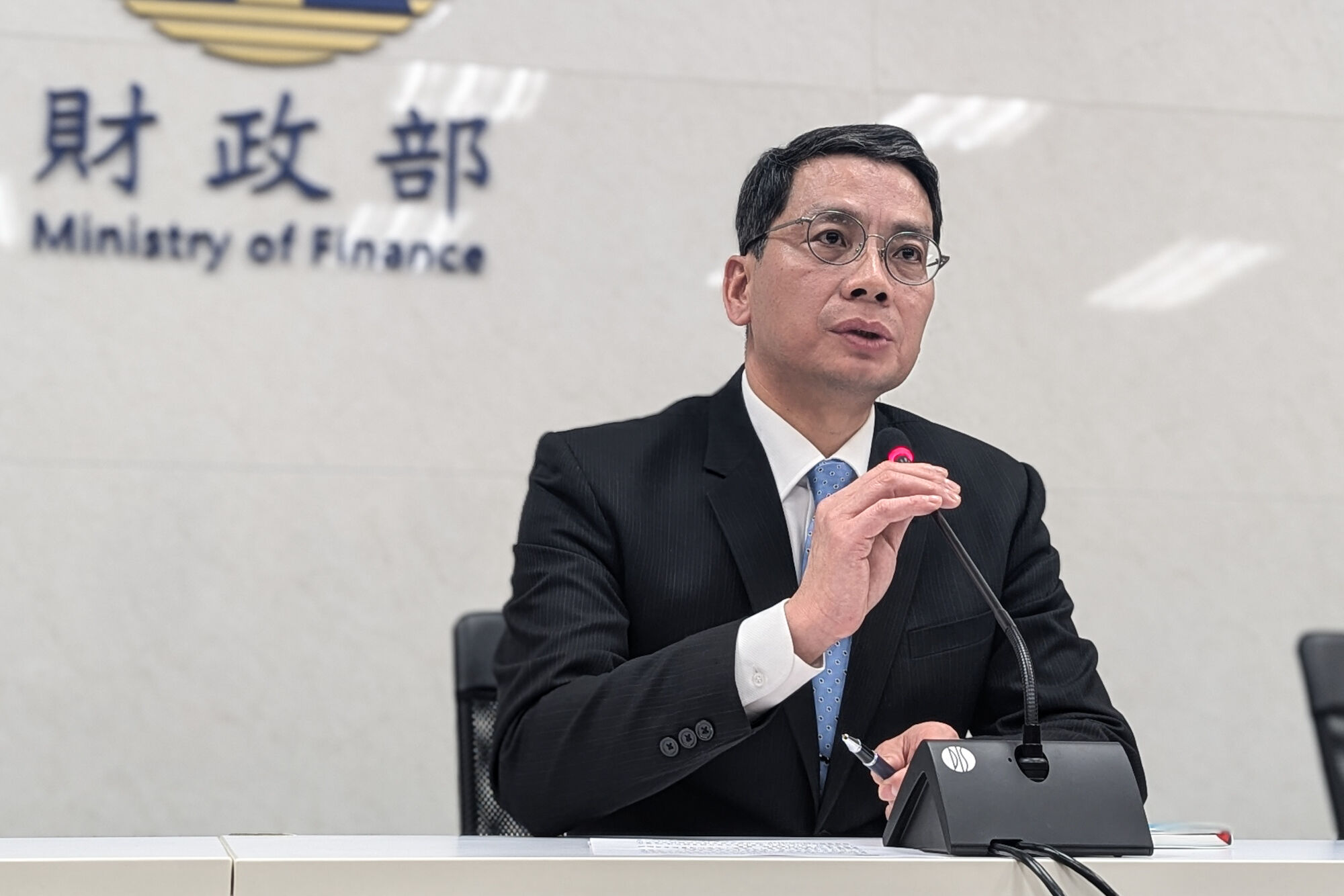 ▲財政部政務次長陳勇勝召開「大眾小吃業者開立統一發票相關規範」記者會。（圖／記者林敬旻攝）