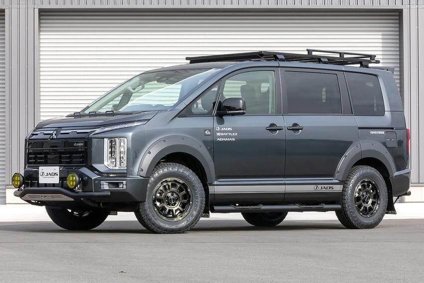 ▲三菱5代得利卡Delica D:5再度展現多種風格！全新硬派越野套件上身。（圖／翻攝自《JAOS》）