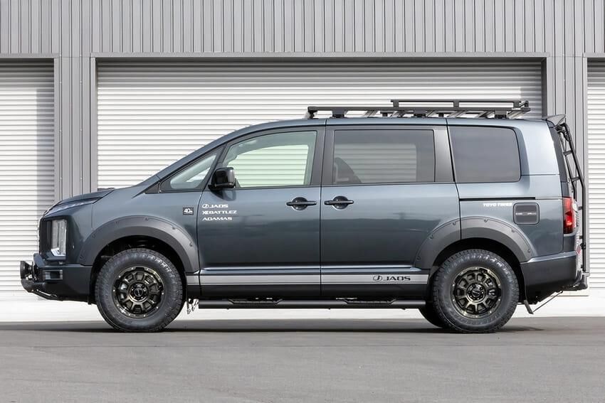 ▲三菱5代得利卡Delica D:5再度展現多種風格！全新硬派越野套件上身。（圖／翻攝自《JAOS》）