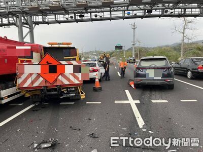 快訊／國3小客車追撞標誌車！再推撞巡邏車、水車　現場畫面曝光