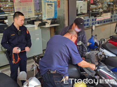 老夫妻騎車自摔又丟鑰匙　基隆警聯繫鎖匠暖心救援