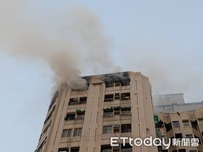 快訊／高雄大樓今晨惡火！濃煙衝天1人獲救　傳有爆炸聲