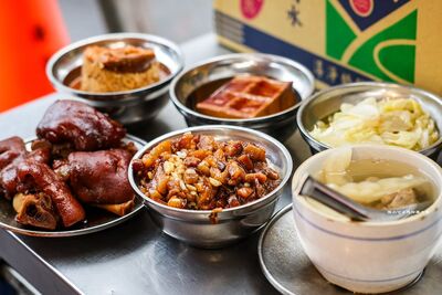 離峰時段依然滿座！南機場夜市超夯筒仔米糕攤　滷肉飯肥而不膩