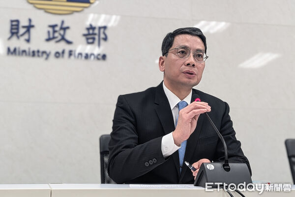 ▲財政部政務次長陳勇勝召開「大眾小吃業者開立統一發票相關規範」記者會。（圖／記者林敬旻攝）