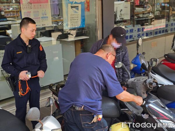 ▲老夫妻騎車自摔又丟鑰匙 基隆警聯繫鎖匠暖心救援。（圖／記者郭世賢翻攝）