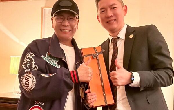 沈玉琳出院，買禮物送保險顧問。（圖／翻攝自Facebook／沈玉琳的御琳軍）