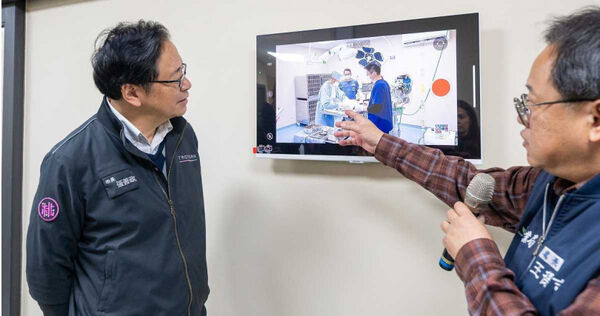 桃園市長張善政揚言要讓桃園成為全台最友善寵物城市，動保處卻在處長王得吉（右）的帶領下問題不斷，更遭批評螺絲已鬆。（圖／翻攝桃園市政府官網）