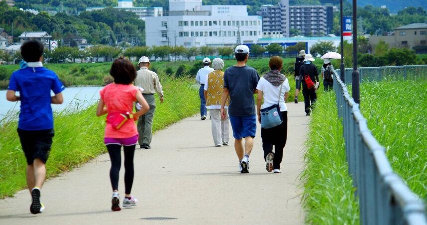 長輩「每天走1萬步」是拿肌肉來燒!專家破關鍵:膝蓋越走越痛