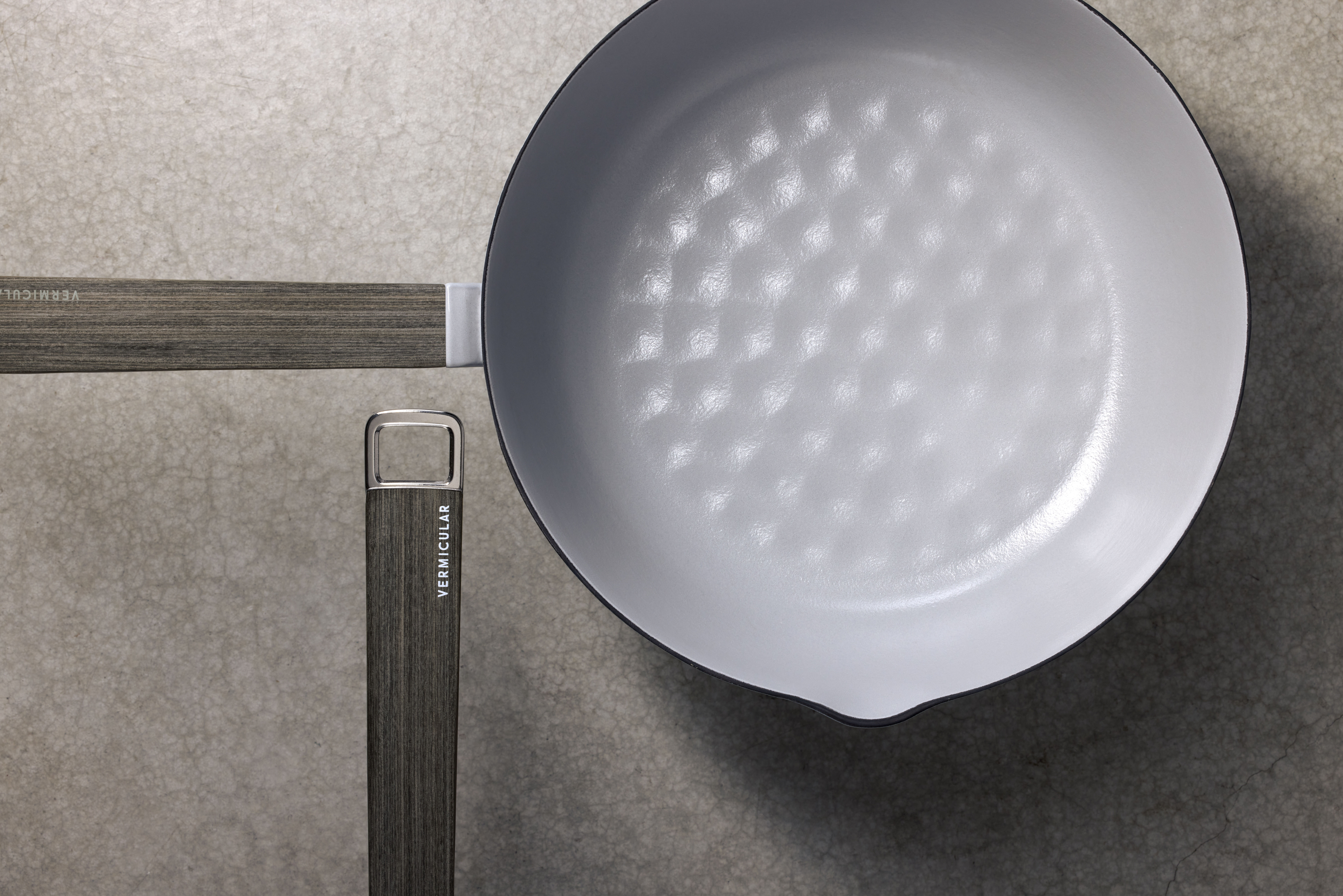 ▲VERMICULAR在台發表全新的「琺瑯鑄鐵雪平鍋」。（圖／品牌提供）