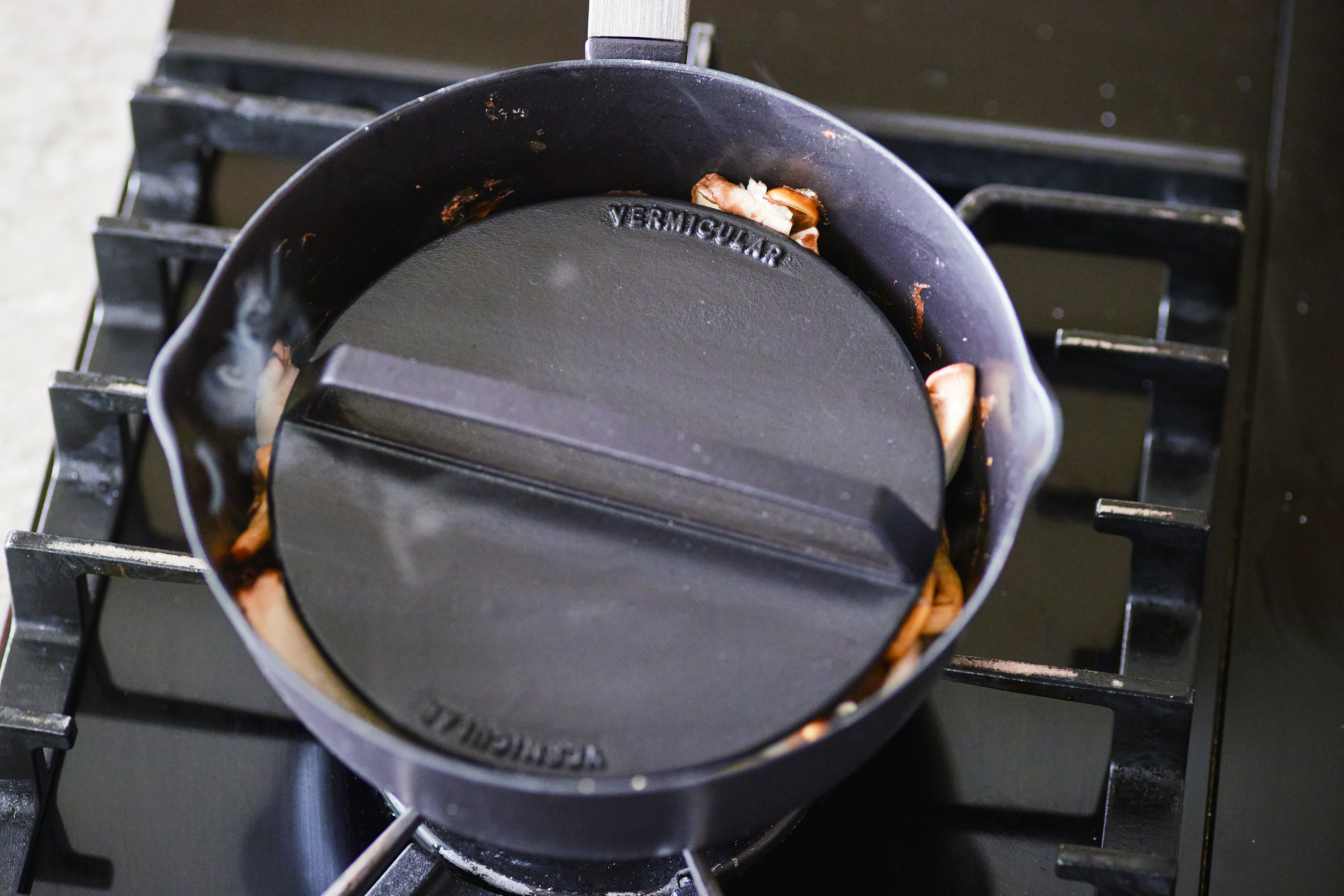 ▲VERMICULAR在台發表全新的「琺瑯鑄鐵雪平鍋」。（圖／品牌提供）