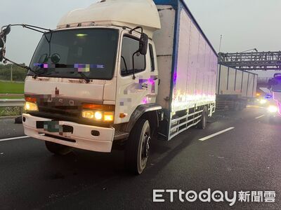 國1大林段車禍！聯結車未注意追撞大貨車　駕駛輕傷送醫