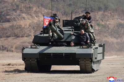 金正恩帶女兒「坐坦克車」笑開懷！　視察演習畫面曝光