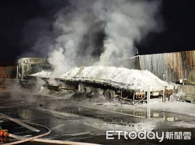 國1雲林段聯結車油箱破裂狂燒！恐怖畫面曝　濃煙竄天回堵4公里