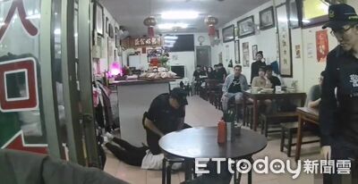 台中半夜棍棒塑膠椅大亂鬥！8男全被壓制　饕客淡定吃雞肉飯