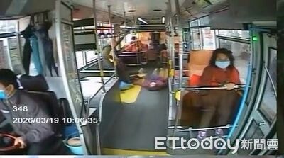 基隆公車為閃車急煞!2乘客拋飛摔地畫面曝 髖關節骨折送醫開刀