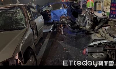 嘉義自小客失控打滑猛撞多車！混亂畫面曝　車門卡死駕駛受困
