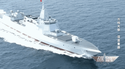 央視公佈055南昌艦「1打2」逼退外艦　頻繁轉向阻對方穿越編隊