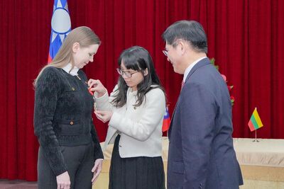 立陶宛前國防部長沙卡琳恩堅定挺台　林佳龍頒贈睦誼外交獎章