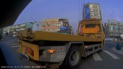 嘉義行車糾紛！拖吊車鳴笛逆向超車　遭罵3字經竟攔車還動手