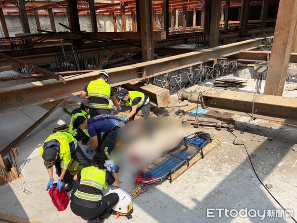 ▲王男在施工時不慎遭鋼樑擊中，命危倒地送醫搶救中。（圖／記者陸運陞翻攝）