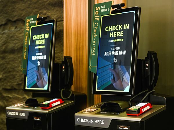 ▲S Hotel飯店外牆已掛上全新「OOD Hotel」招牌，雀客國際持續在台灣及海外推進新據點開幕。（圖／業者提供）